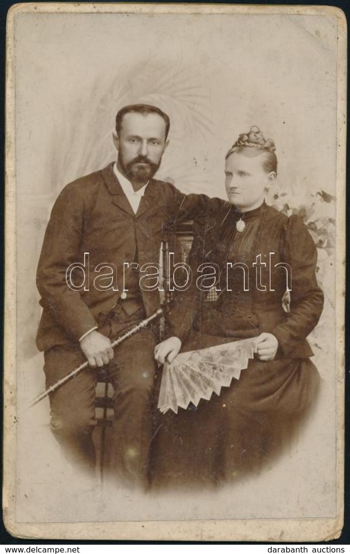 Cca 1900 Férfi és Nő Portréja, Keményhátú Fotó Mayer Béla Műterméből, 21×13,5 Cm - Sonstige & Ohne Zuordnung