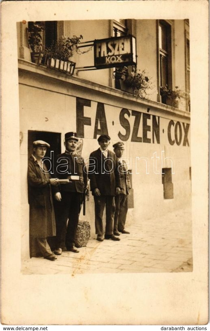 ** T2 Ismeretlen Magyar Város, Fa, Szén és Kox üzlet, Munkások és Rendőr. Photo - Zonder Classificatie