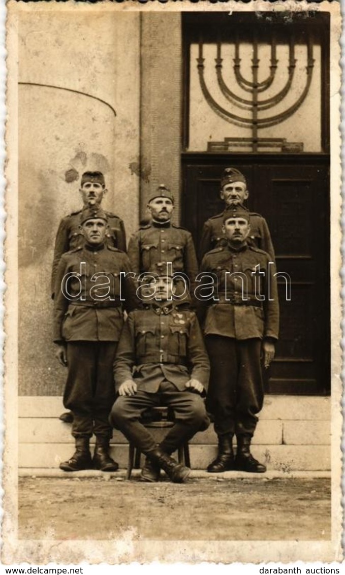 ** T3 ~1940 Magyar Katonák Egy Kárpátaljai Zsinagóga Előtt A Bevonulás Után / Hungarian Soldiers In Front Of A Transcarp - Zonder Classificatie