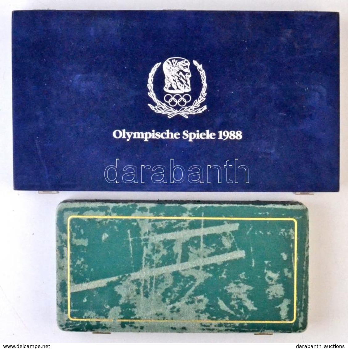 2db Bársonyborítású éremtartó Kazetta: 'Olympische Spiele 1988' és '25th Anniversary Coin Collection - World Wildlife Fo - Zonder Classificatie