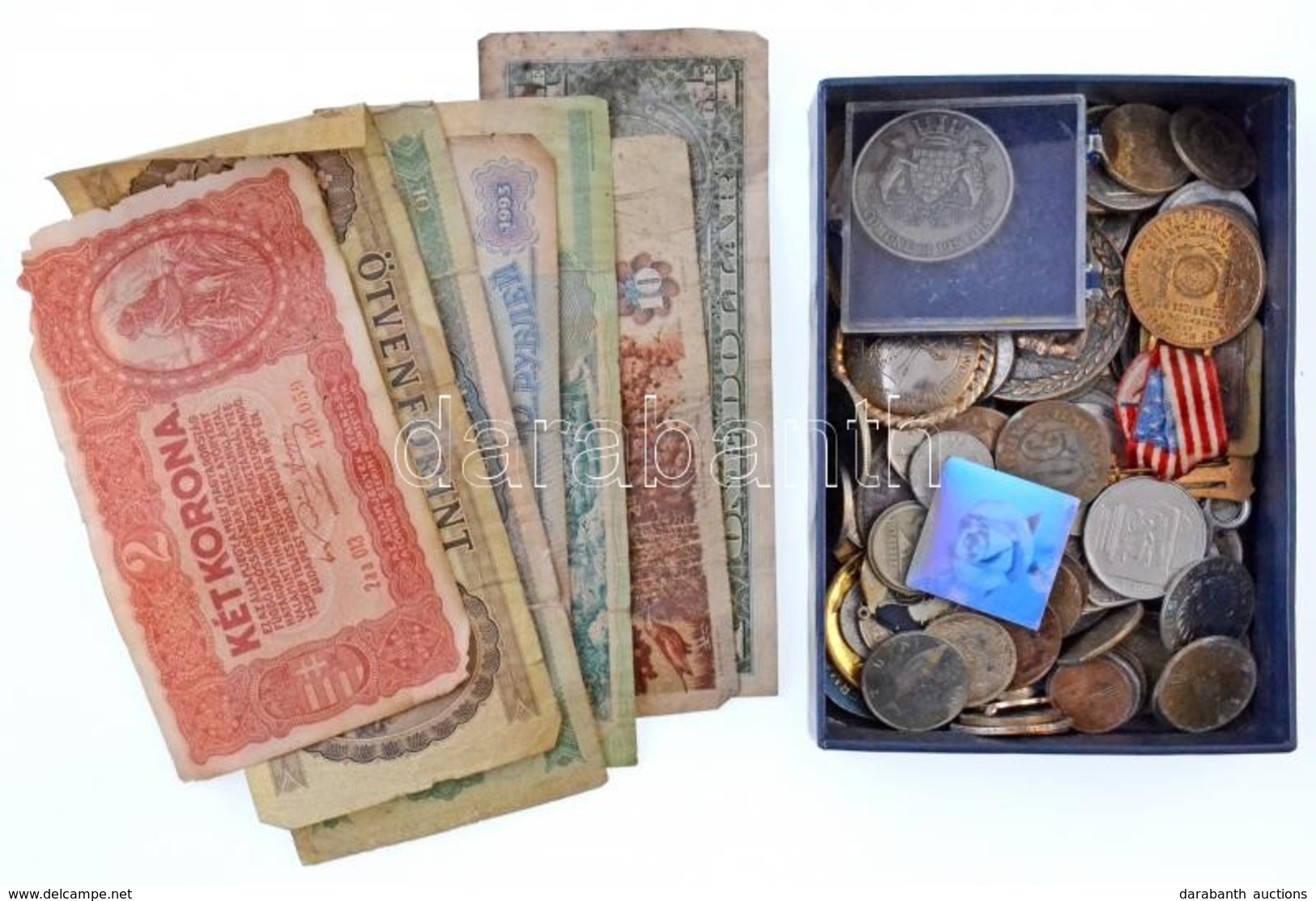 Vegyes Numizmatika Tétel Kis Dobozban Fémpénzekkel, Emlékérmékkel, Jelvényekkel és Bankjegyekkel T:vegyes - Ohne Zuordnung
