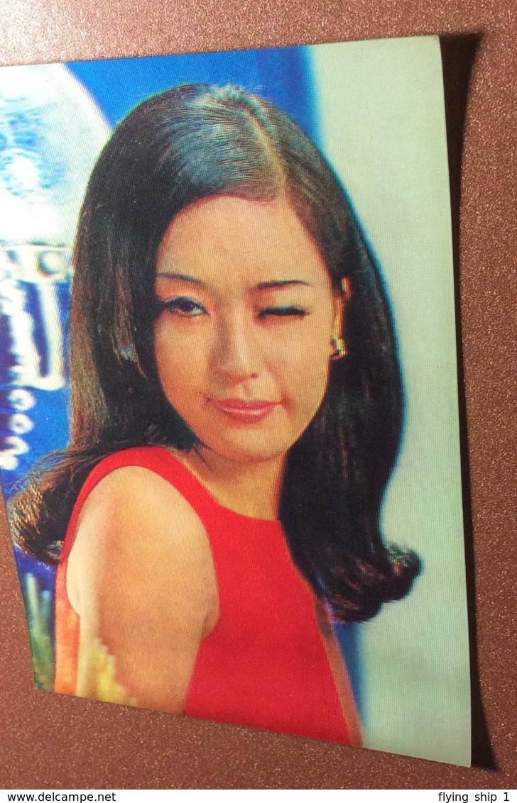 Vintage 3D Stereo Lenticular Card 1970s Beautiful Winking Japanese Woman. Charm Of Youth. Blood Red Style. Asian Beauty - Moda