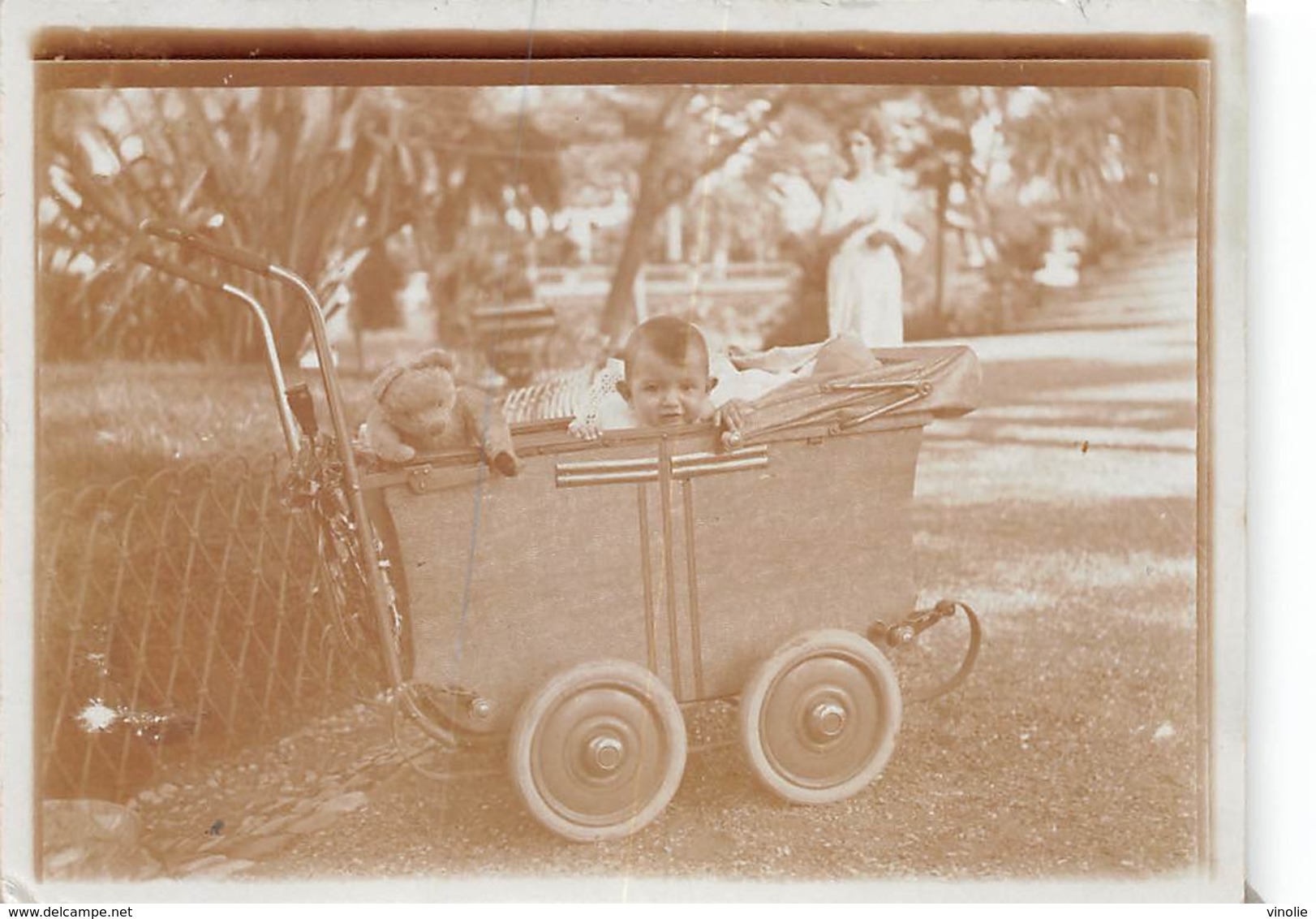 PIE.T.Z19-0092 : PHOTO. LANDAU. POUSSETTE. VOITURE D'ENFANT. OURS EN PELUCHE. JOUET PHOTO AMATEUR. FORMAT 6.5 CM X 9 CM. - Other & Unclassified