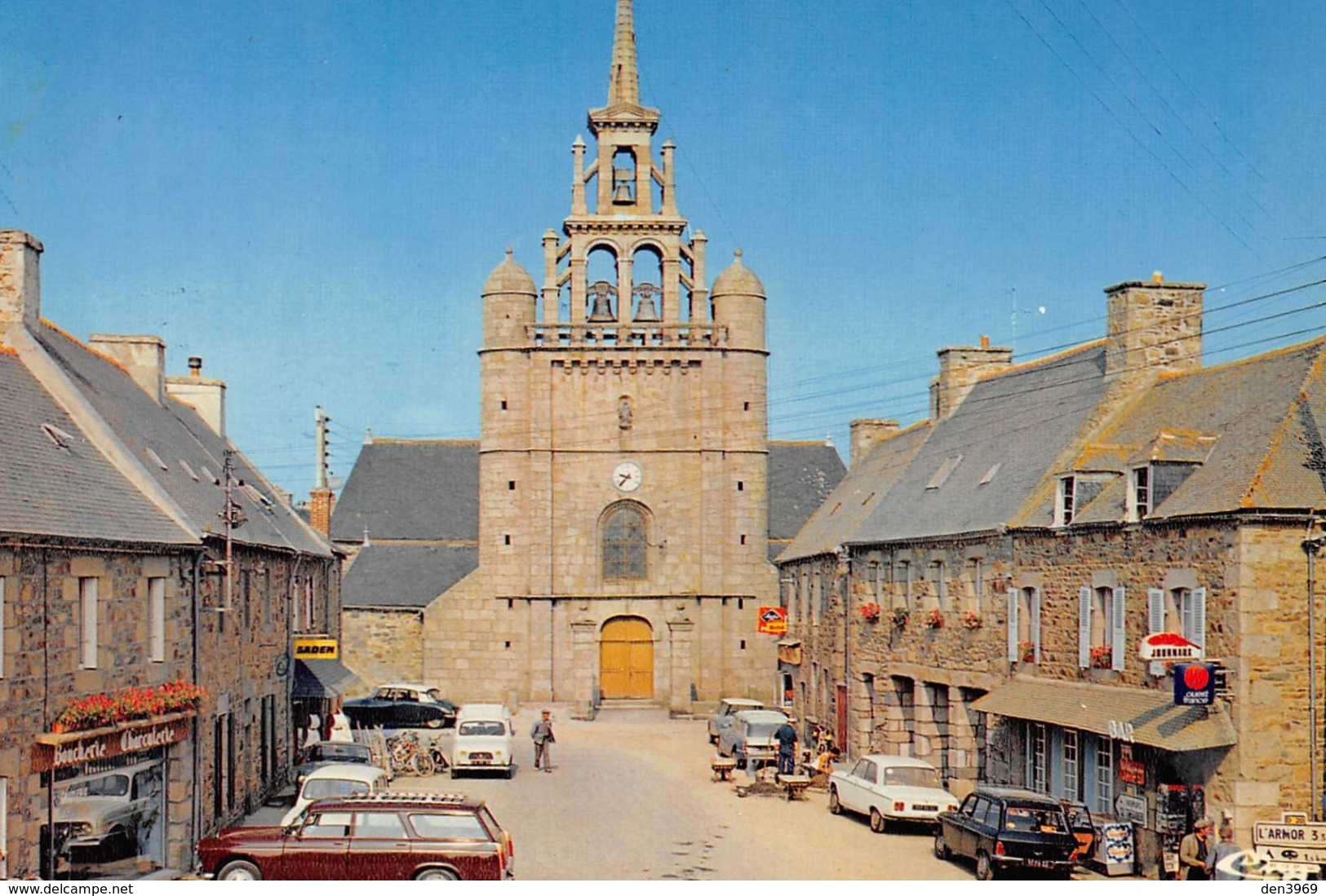 PLEUBIAN - Place De L'église - Automobiles - Renault 4L (dans Vitrine Boucherie Charcuterie) - Pleubian