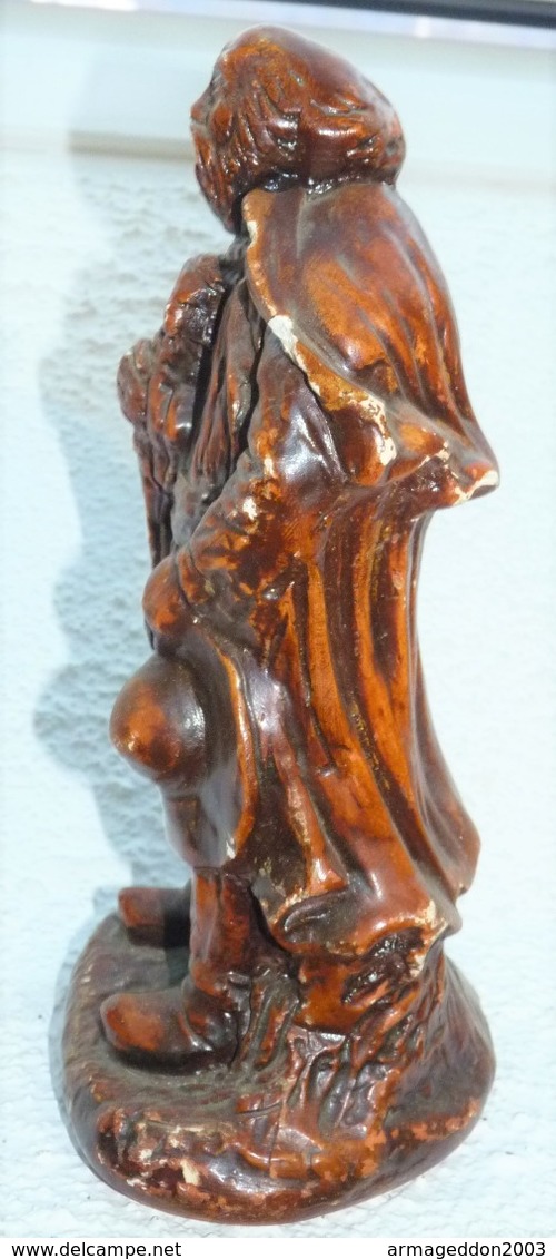 ANCIENNE SCULPTURE PLATRE GENRE SANTON BERGER AVEC AGNEAU / 24.5 Cm - Autres & Non Classés