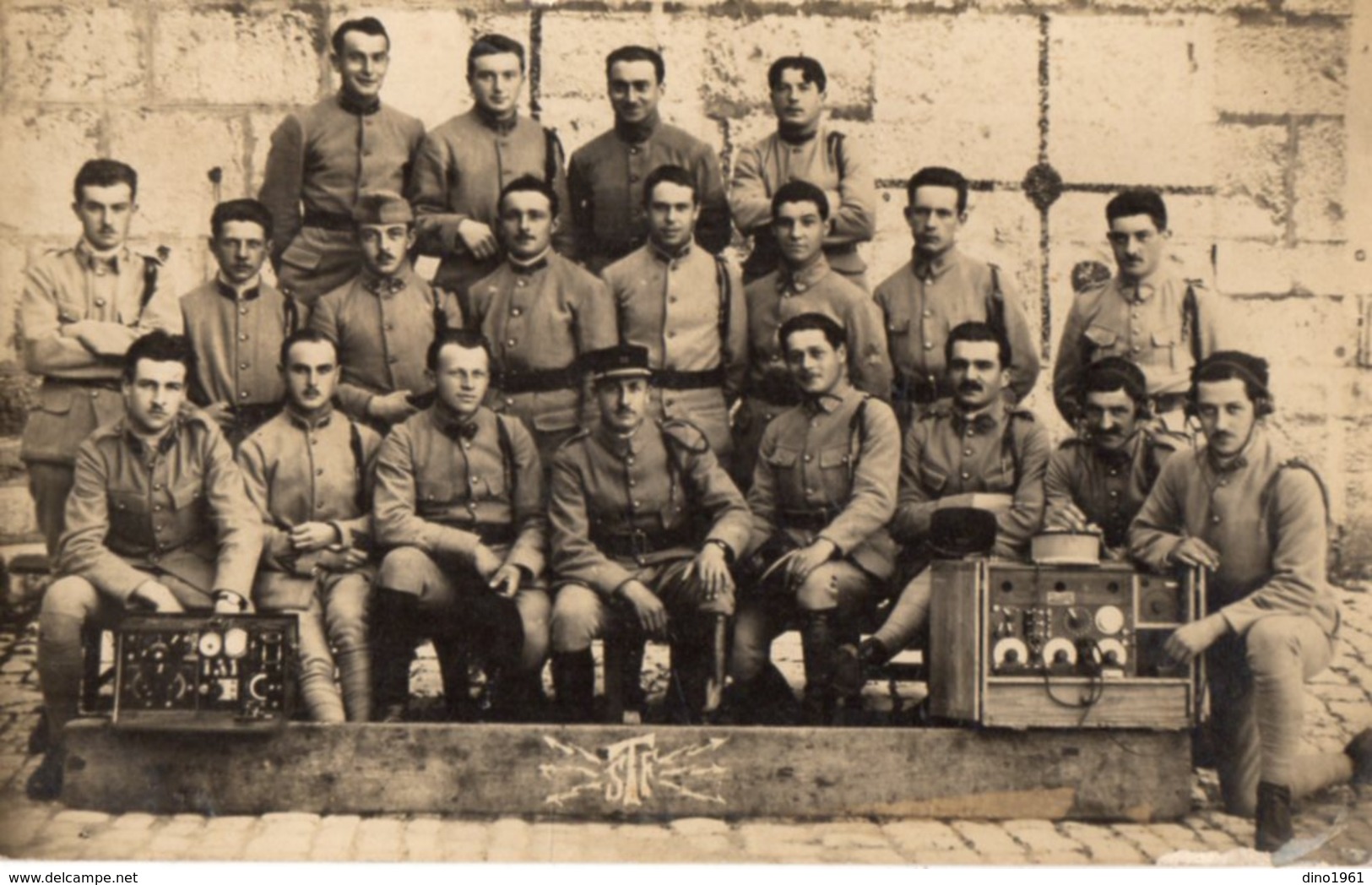 CPA 2742 - MILITARIA - Carte Photo Militaire - Soldats - Centre De Transmissions ( Radio ) Citadelle De BESANCON - Matériel