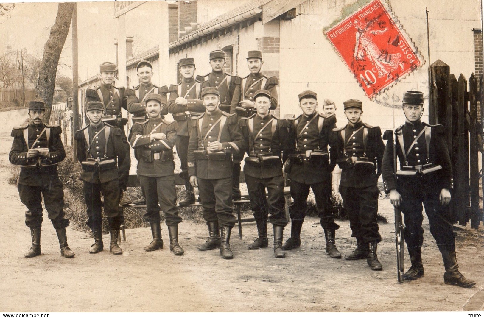 BRUYERES CARTE PHOTO GROUPE DE SOLDATS - Bruyeres