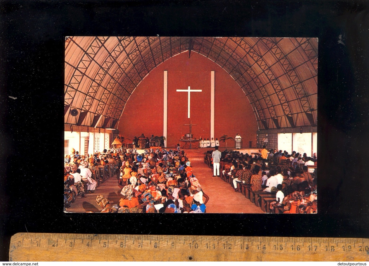 DAHOMEY BENIN : Eglise Ste Sainte Cécile De COTONOU Intérieur Messe / Timbre Poste Stamp Jeune Femme 1970 - Benin