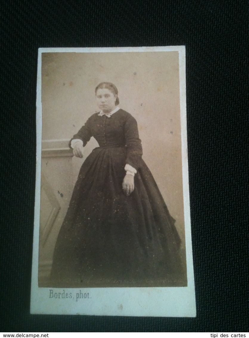 Photo CDV - Femme En Robe, Second Empire CA 1865, Photographe A. Bordes Saintes - Old (before 1900)