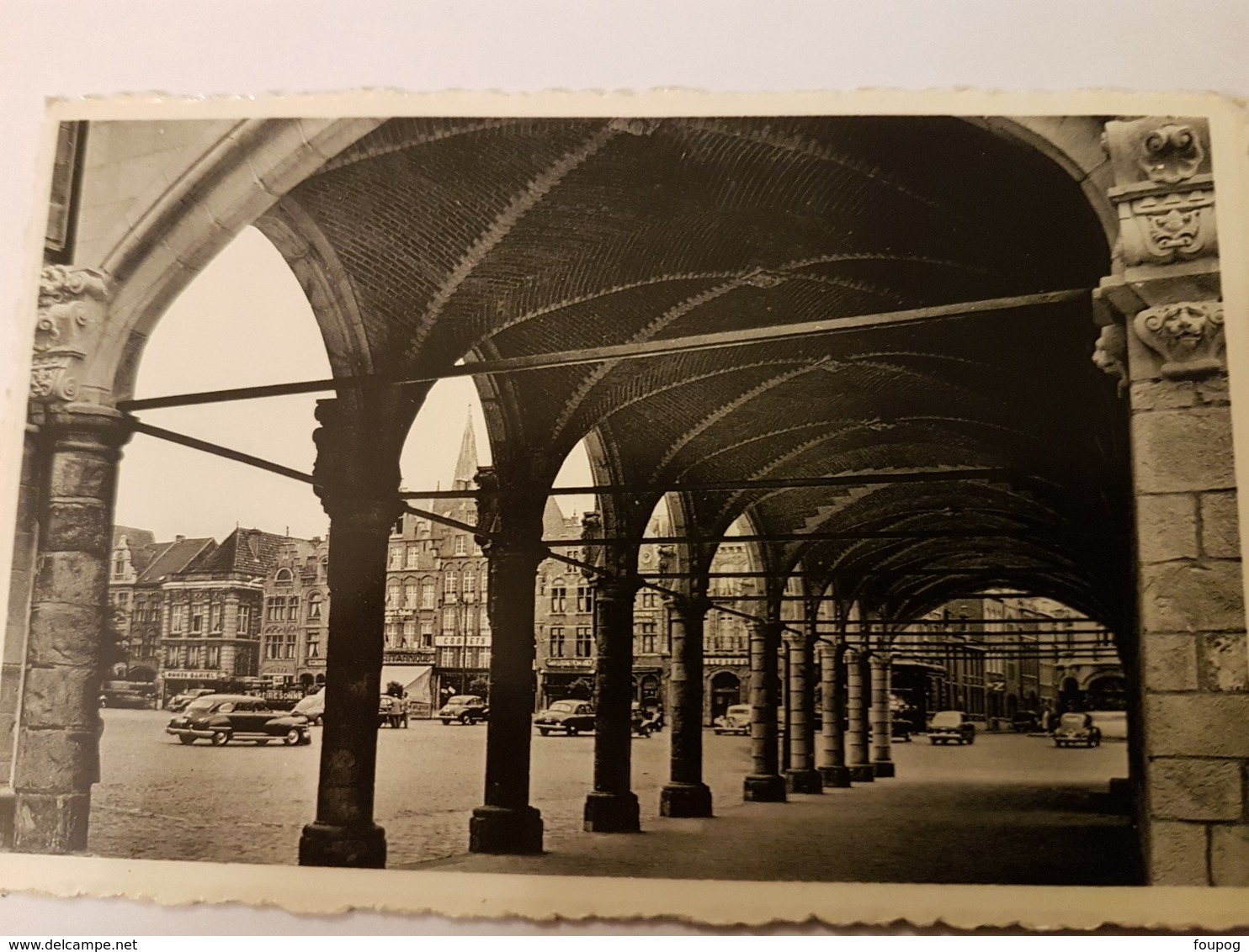 CPA YPRES IEPER GRAND PLACE ET COLONNADE DES HALLES GROSSE MARKT - Ieper