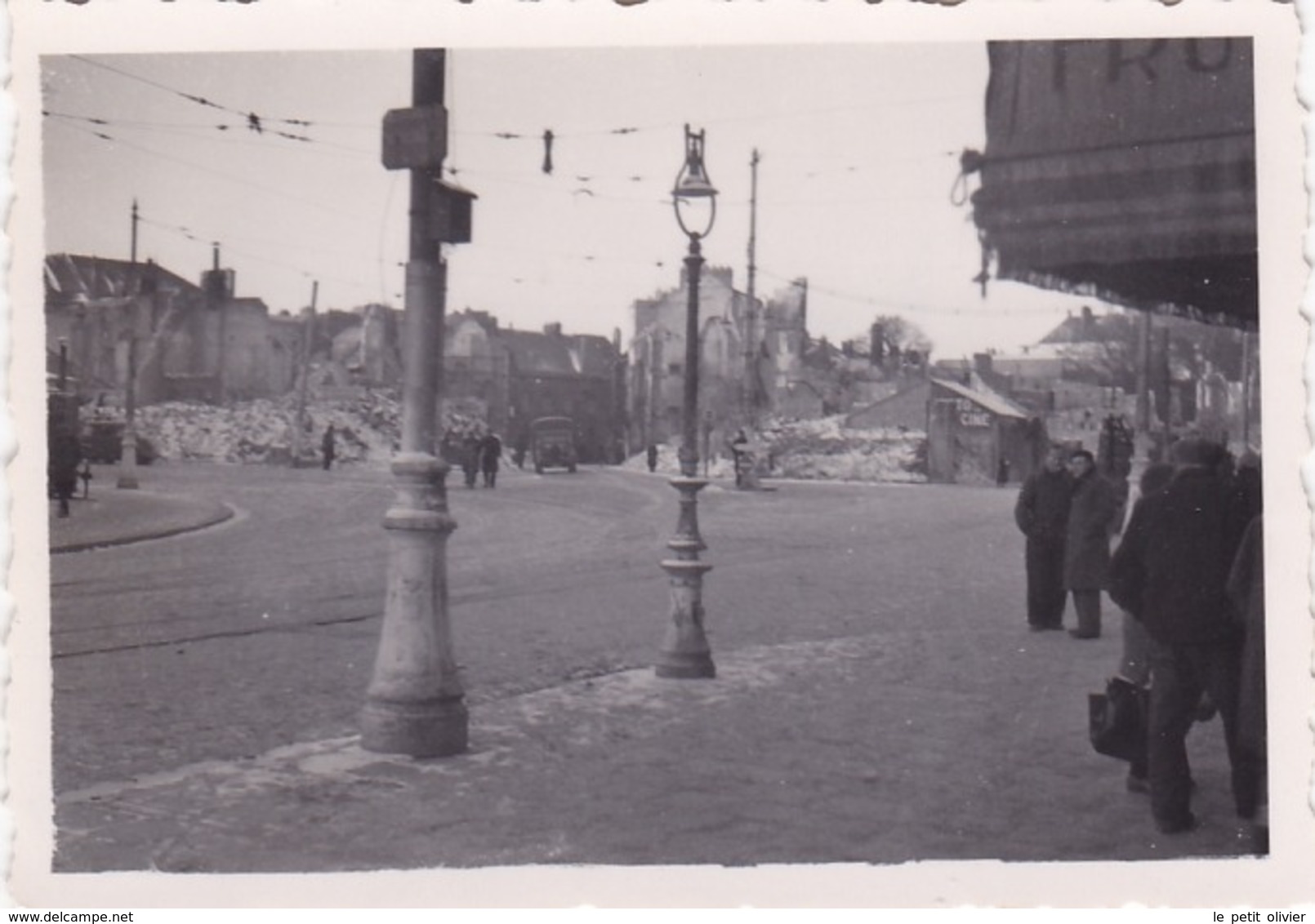 PHOTO ORIGINALE 39 / 45 WW2 WEHRMACHT FRANCE AMIENS DANS LES RUINES DE LA VILLE - Guerra, Militares