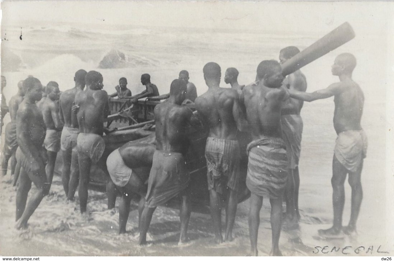 Carte-photo Du Sénégal: Pêcheurs Sortant Un Bateau - Société Lumière, Lyon - Carte Non Circulée - Africa