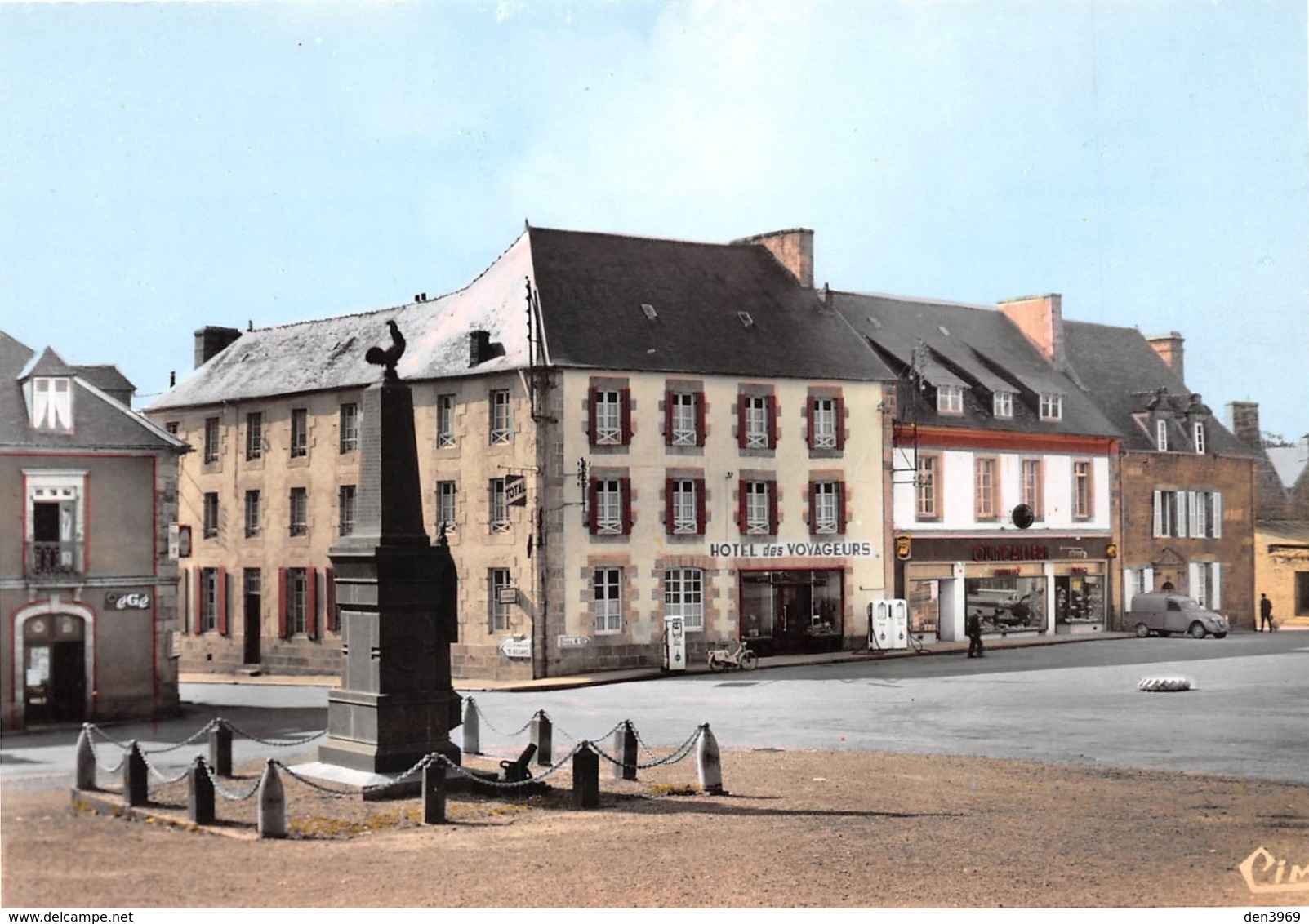 PLOUARET - La Place Et L'Hôtel Des Voyageurs - 2cv Citroën - Pompes à Essence - Monument Aux Morts - Plouaret