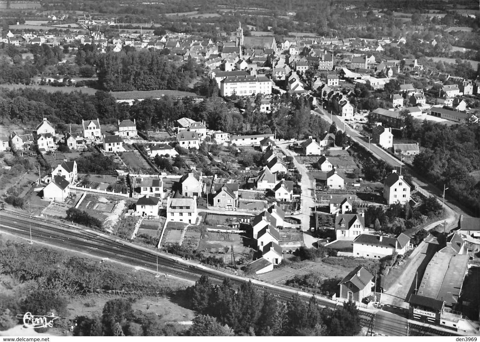 PLOUARET - Le Quartier De La Gare - La Pépinière - Vue Aérienne - Voie Ferrée - Tirage D'éditeur N&B Non Dentelé - Plouaret