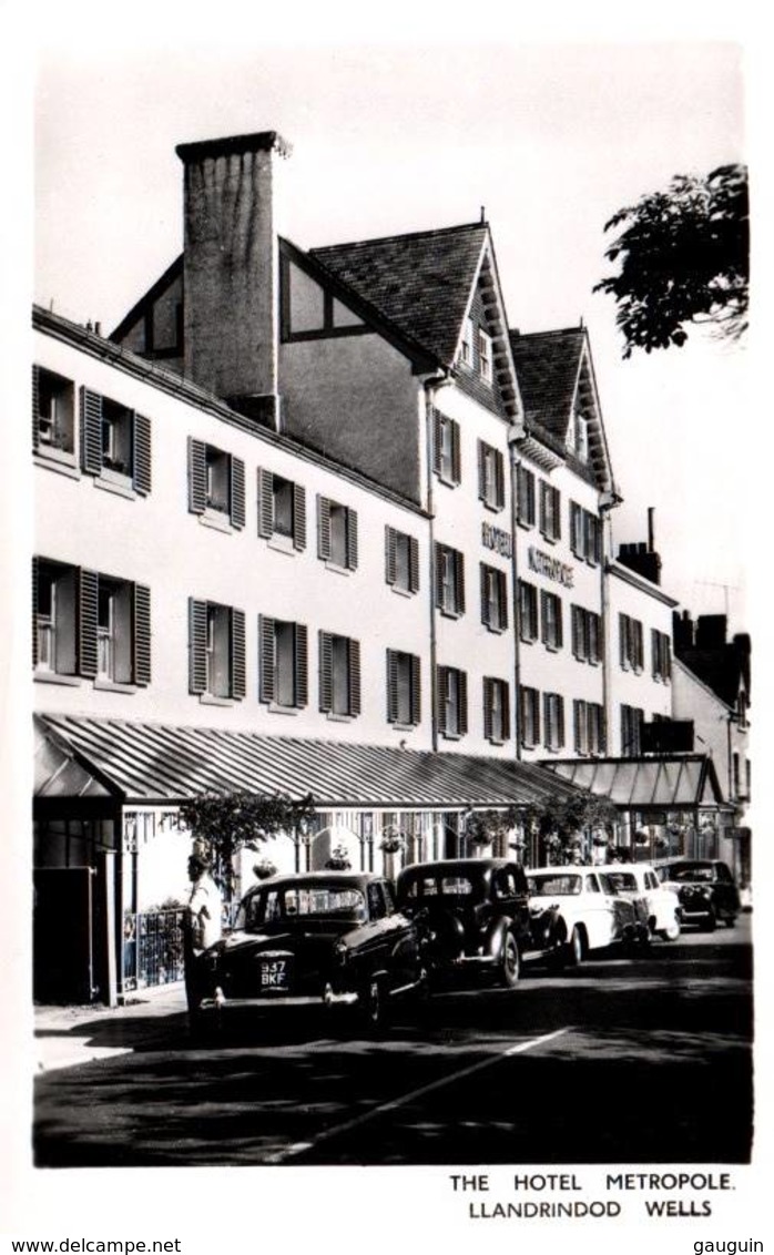 CPA - LLANDRINDOD WELLS - THE HOTEL METROPOLE  ... (voitures) - Radnorshire