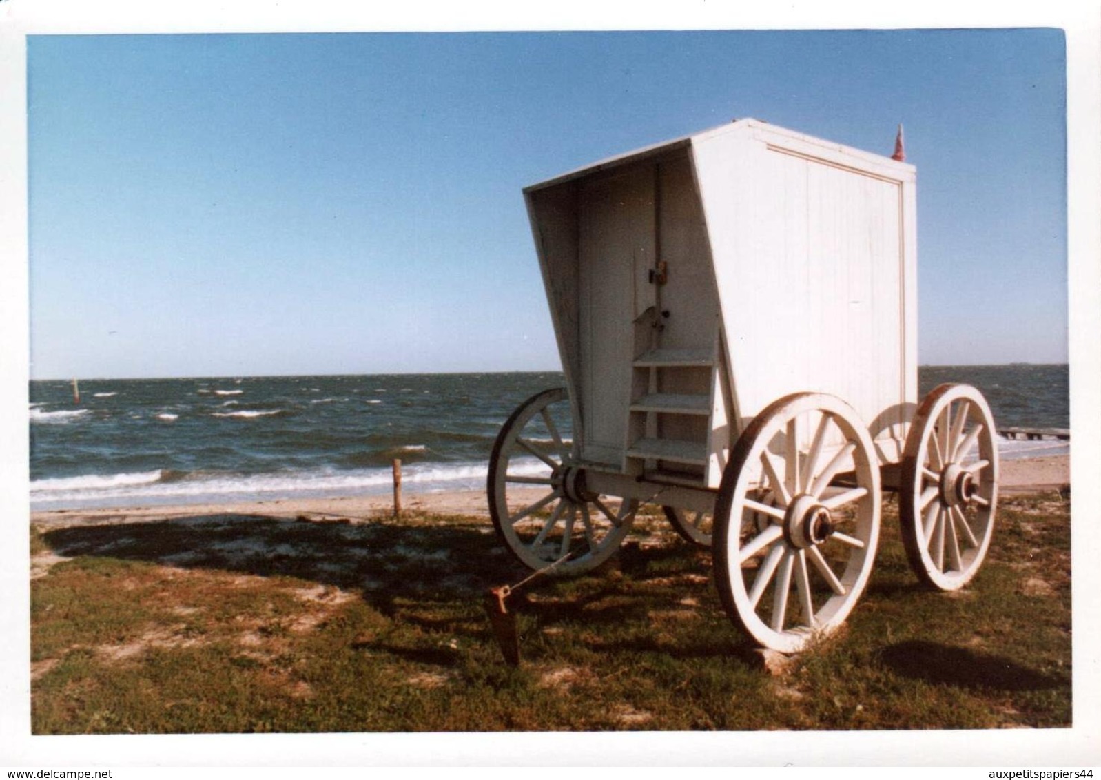 Photo Couleur Originale B.B. Ancienne Roulotte De Plage De Bois Blanche & Mer En Arrière Plan 1960/70 - Objets