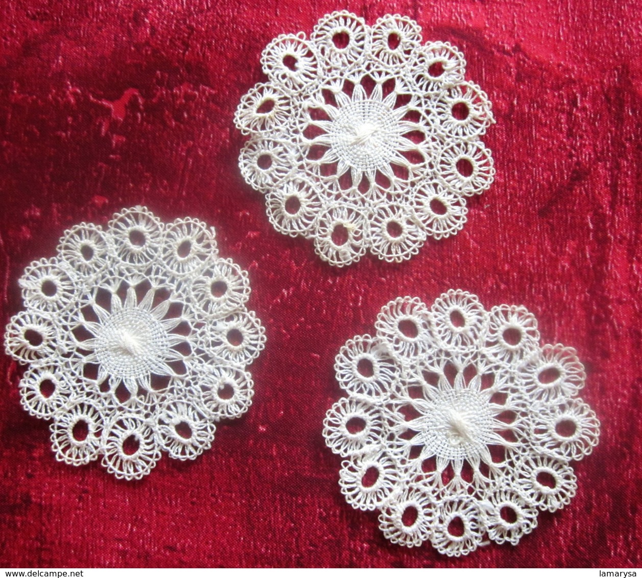 Vintage  3 Anciens Petits Napperons Faits Manuellement Au Crochet Motif Dentelle De France Broderie Loisirs Créatifs - Autres & Non Classés