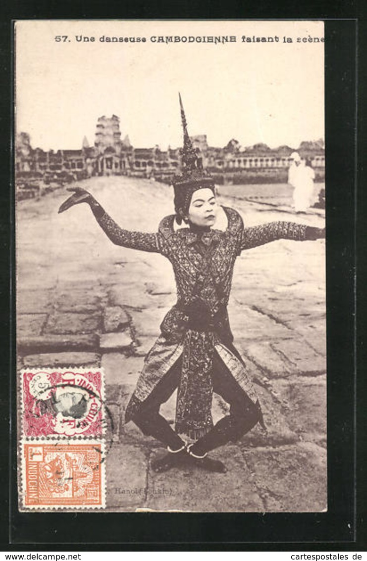 AK Cambodge / Kambodscha, Une Danseuse Faisant La Scène - Otros & Sin Clasificación