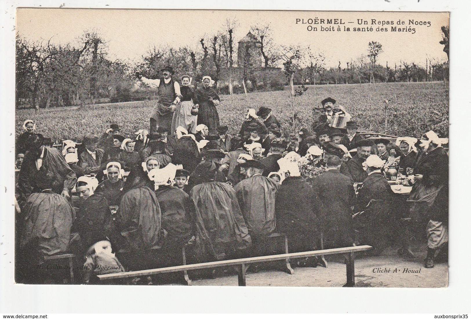 PLOERMEL - UN REPAS DE NOCES - ON BOIT A LA SANTE DES MARIES - 56 - Ploërmel