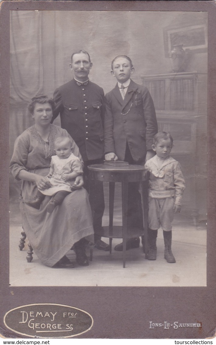 Grande Photo FAMILLE DE LONS LE SAUNIER (39) JURA En 1900  Couple Et Ses 3 Enfants - Le Père En Militaire Chasseur Alpin - Lieux