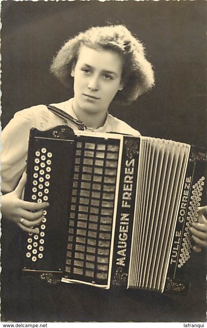 Themes Div-ref CC873- Carte Photo - Musique -musicien - Accordeoniste - Accordeon Maugein Freres - Tulle - Correze  - - Musik Und Musikanten