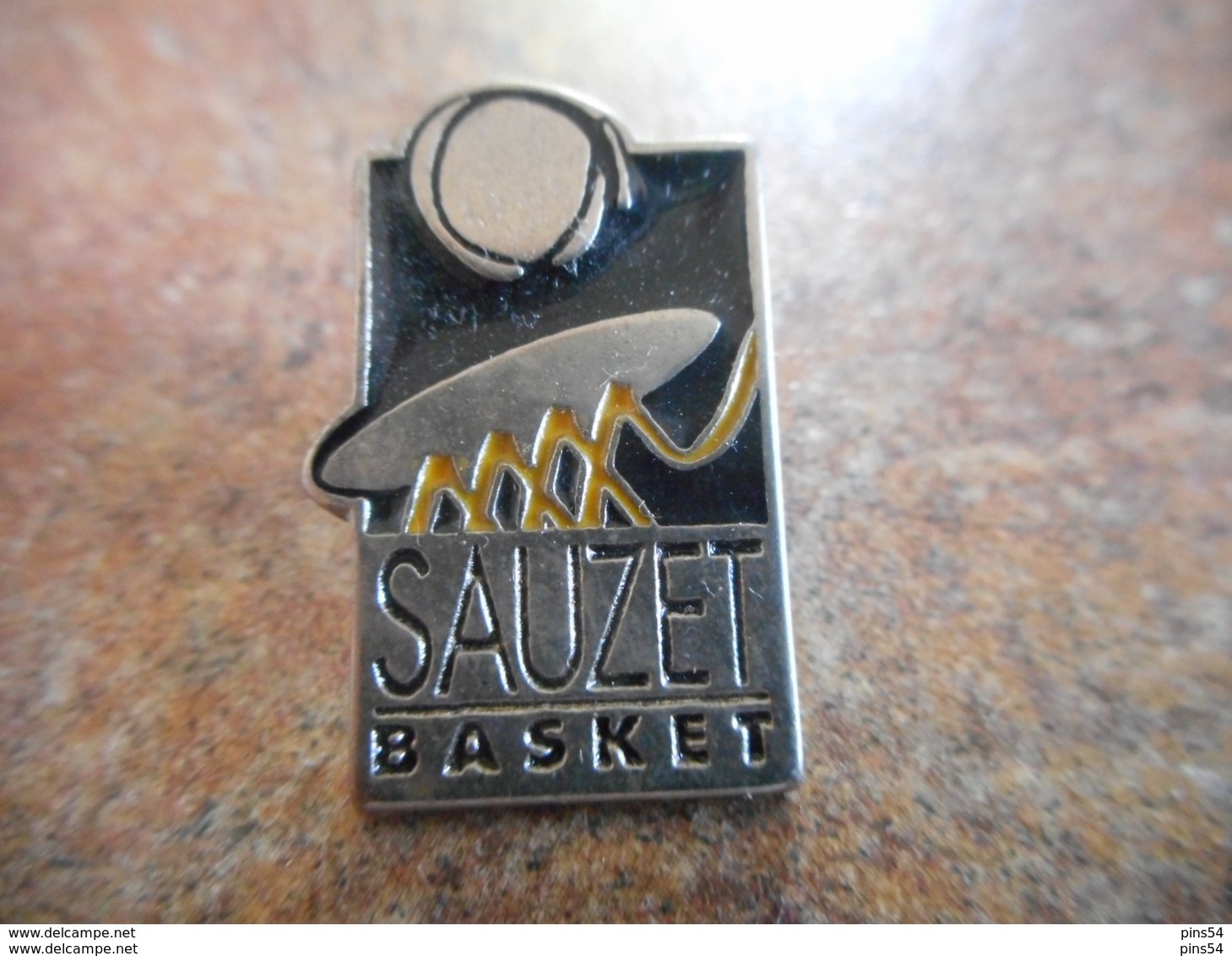 A005 -- Pin's Sauzet Basket -- Exclusif Sur Delcampe - Basketball