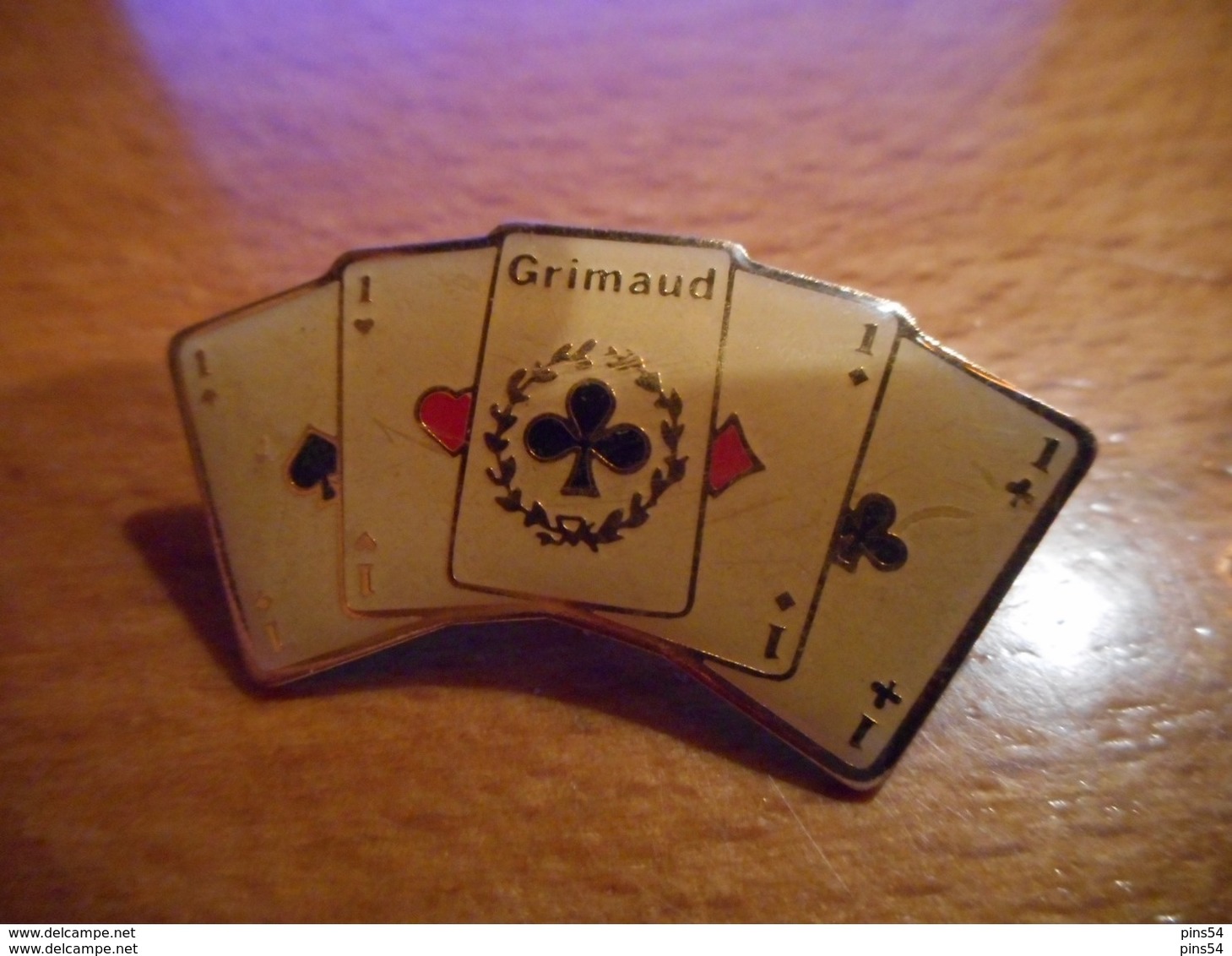 A016 -- Pin's Jeu De Cartes Grimaud - Jeux