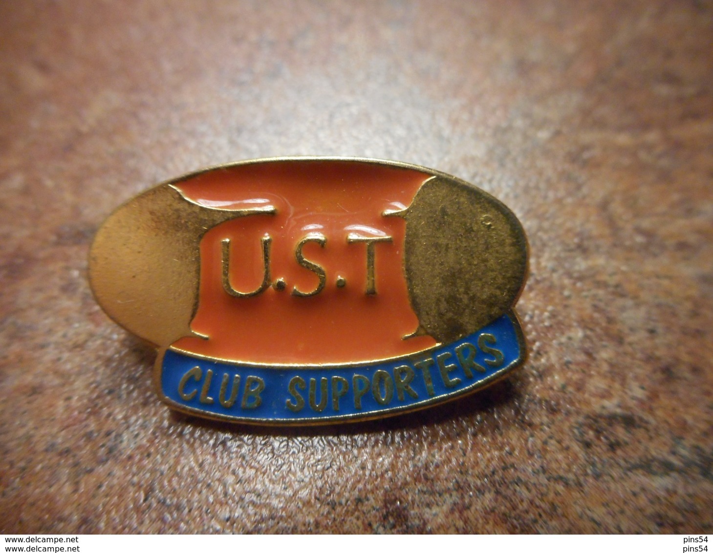A031 -- Pin's UST Club Supporters - Rugby