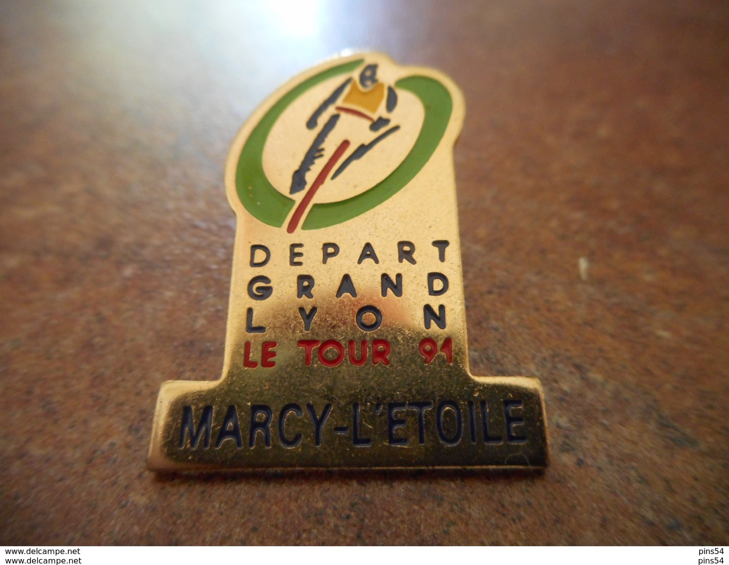 A008 -- Pin's Depart Grand Lyon Le Tour 91 - Marcy L'Etoile -- Exclusif Sur Delcampe - Ciclismo