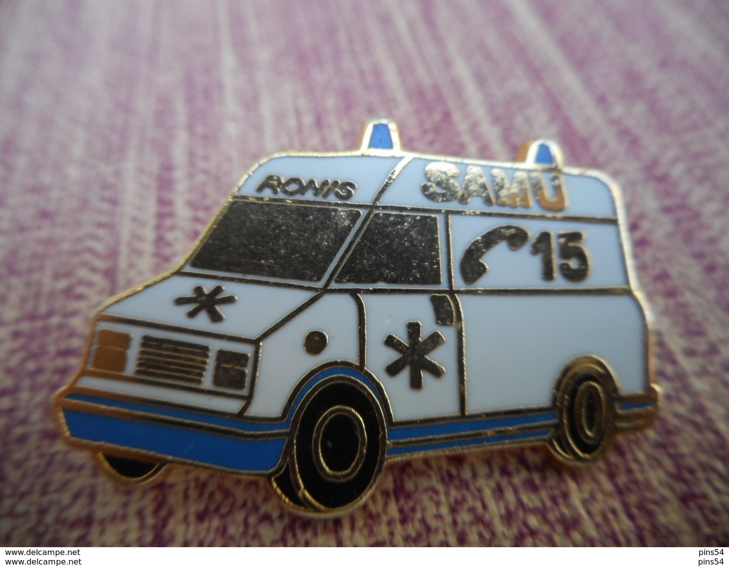A009 -- Pin's Ronis Ambulance 15 - Transports
