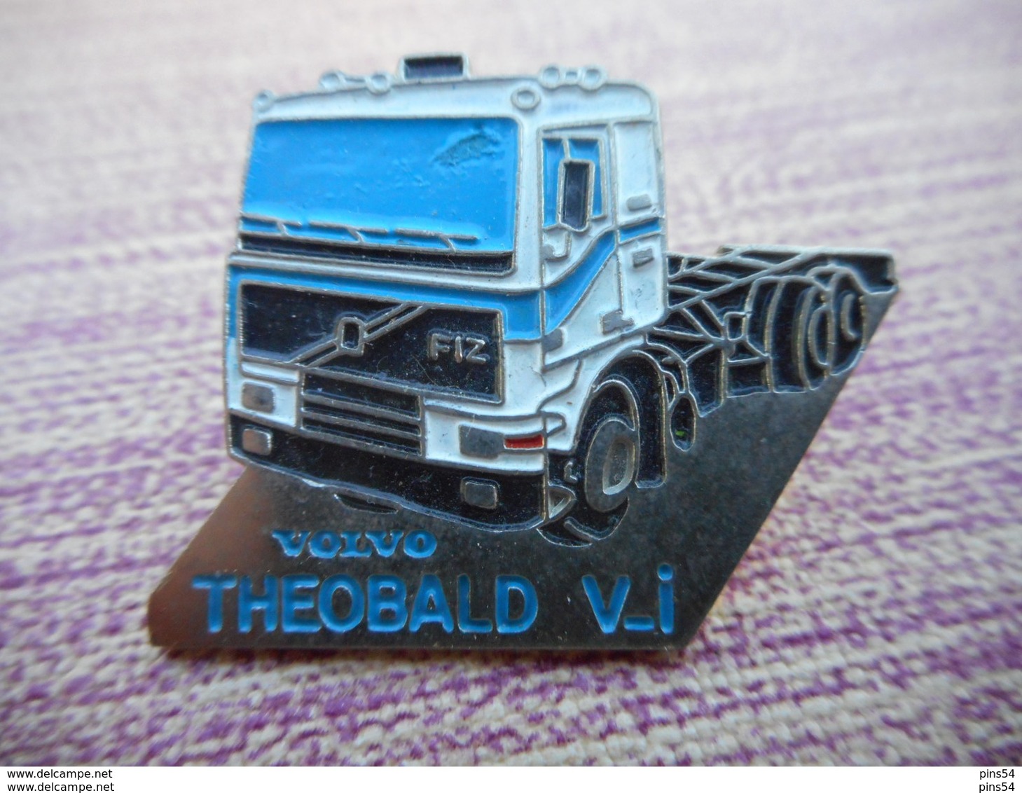 A011 -- Pin's Volvo Theobald VI -- Exclusif Sur Delcampe - Transportation