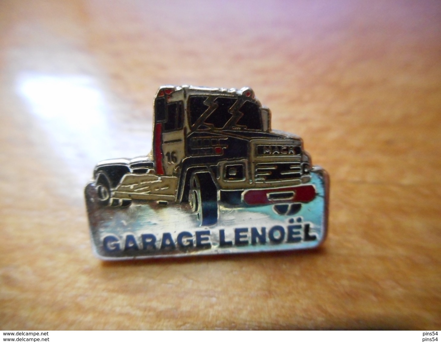 A008 -- Pin's Garage Lenoel -- Exclusif Sur Delcampe - Autres & Non Classés