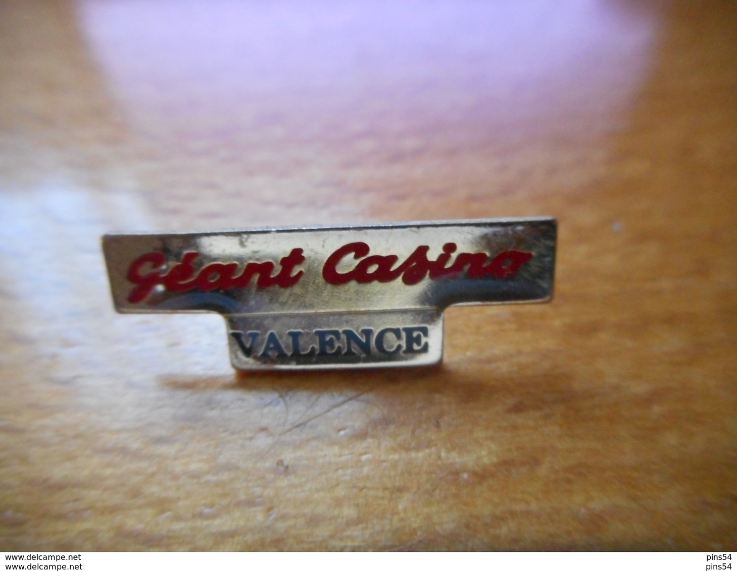 A017 -- Pin's Géant Casino Valence - Marques