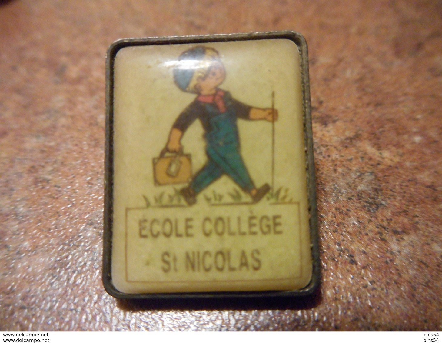 A022 -- Pin's Ecole College St Nicolas - Administrations