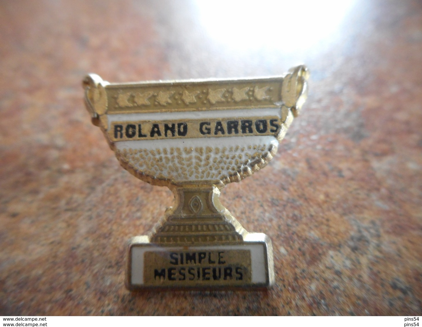 A025 -- Pin's Roland Garros Simple Messieurs - Tennis