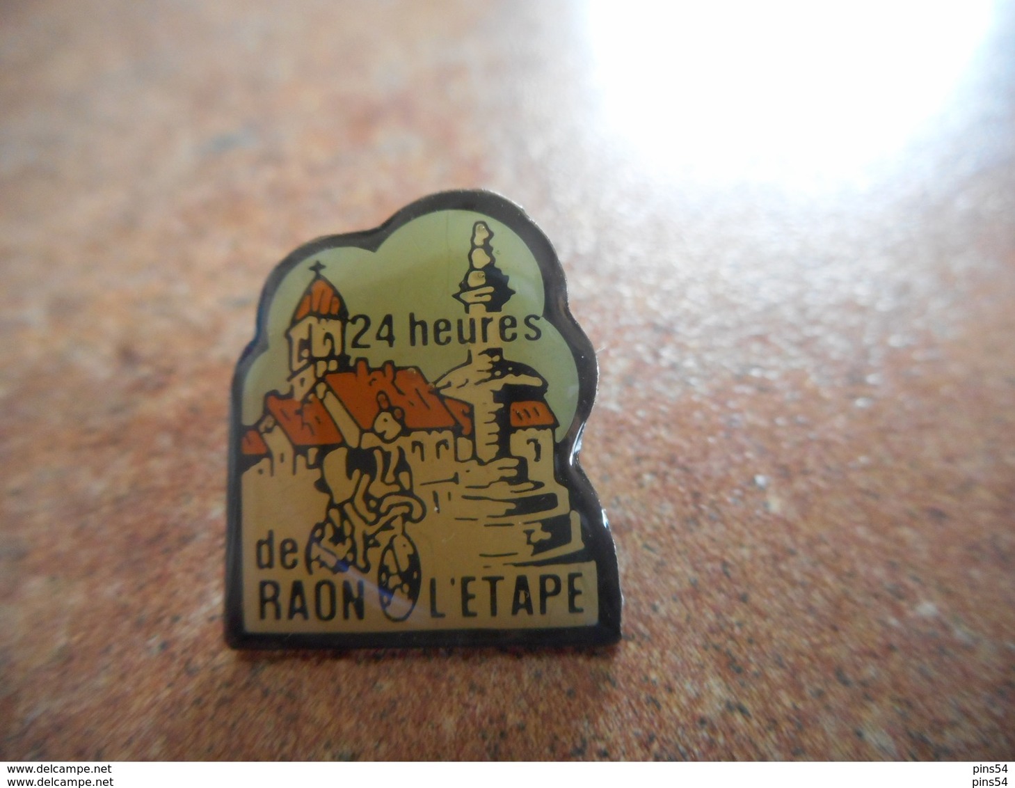 A025 -- Pin's 24 Heures De Raon L'Etape - Cyclisme