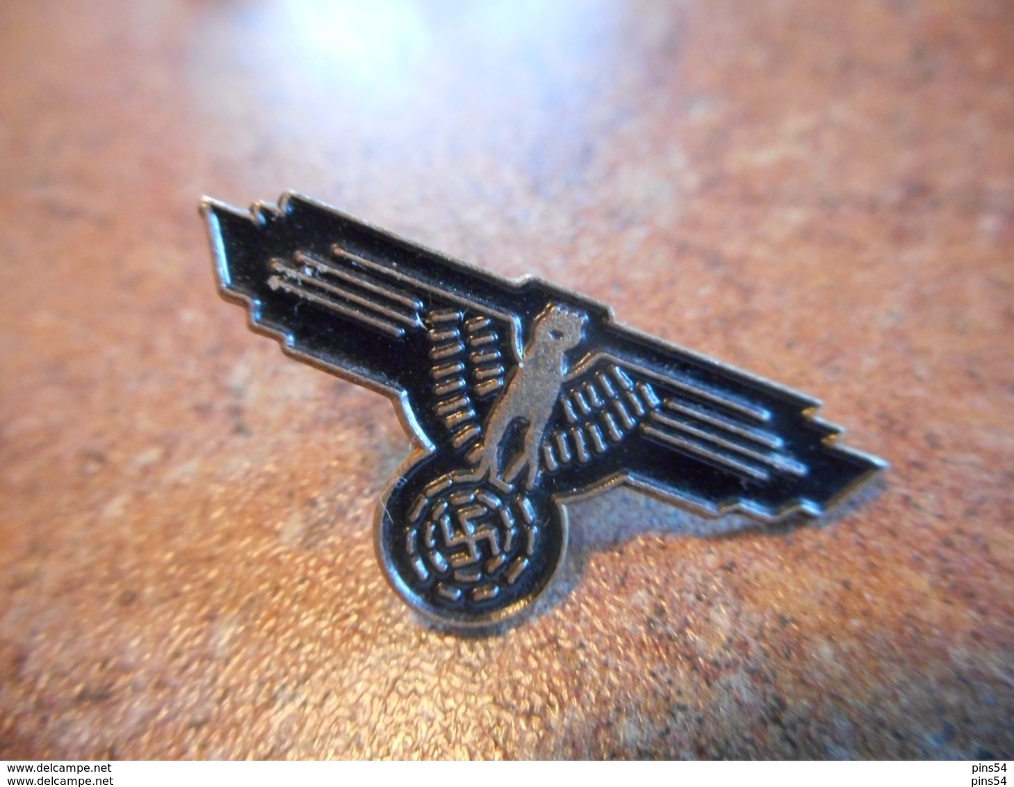 A037 -- Pin's Aigle Croix -- Exclusif Sur Delcampe - Militaria