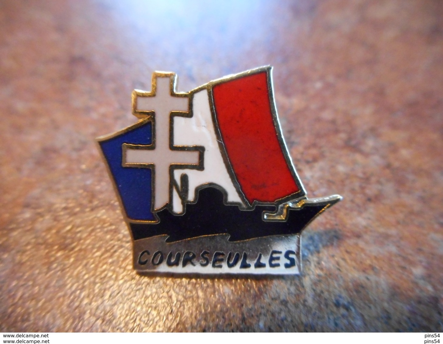 A037 -- Pin's Croix De Lorraine Courseulles - Militares