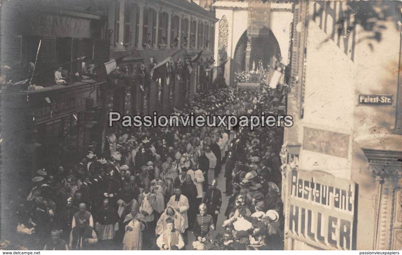 CARTE PHOTO  METZ  1907 RUE AMBROISE THOMAS  PROCESSION EVEQUES (CONGRES EUCHARISTIQUE) - Metz