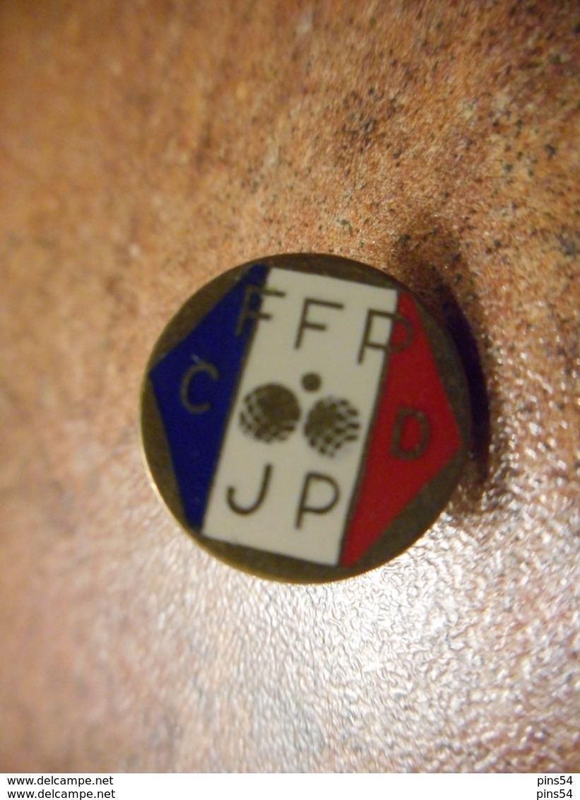 A032 -- Pin's FFPJP CD - Pétanque