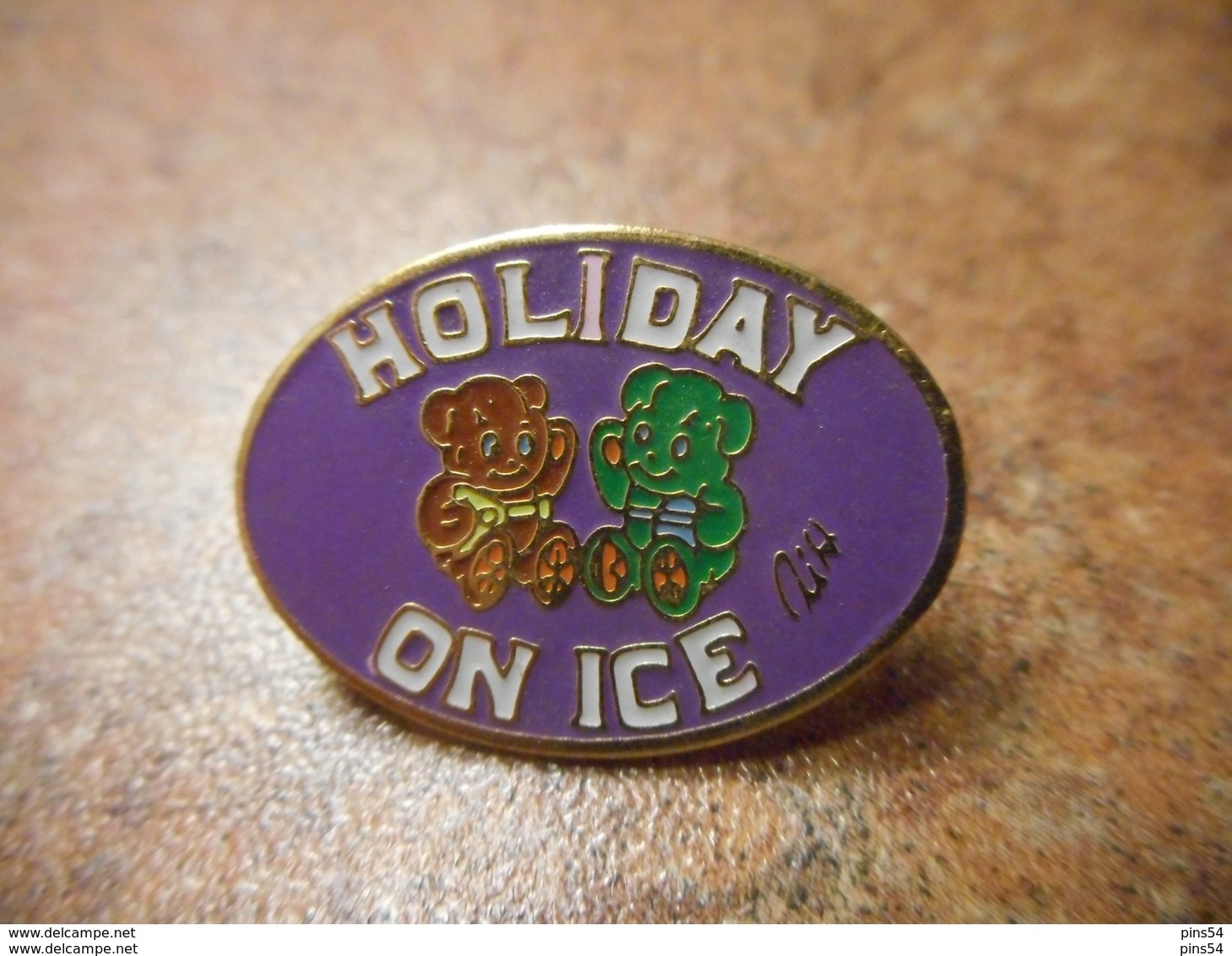 A032 -- Pin's Holiday On Ice - Skating (Figure)