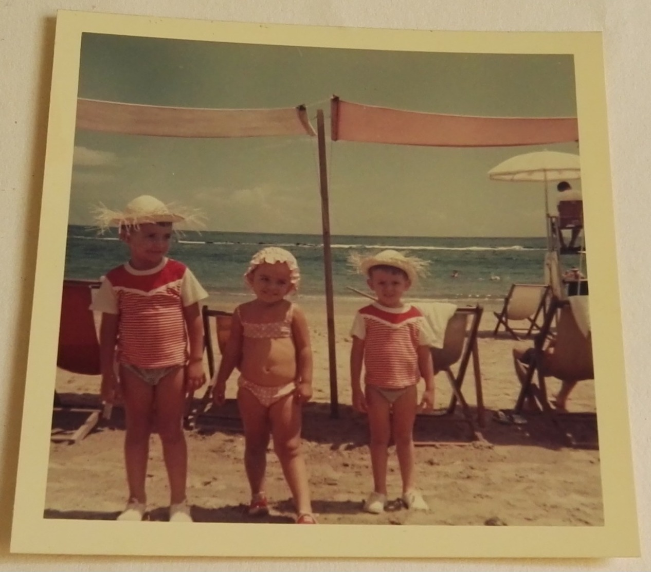 Vieille Photo De Trois Enfants En Maillot De Bain Sur La Plage-Old Photograph Of Three Children In Swimsuit On The Beach - Anonyme Personen