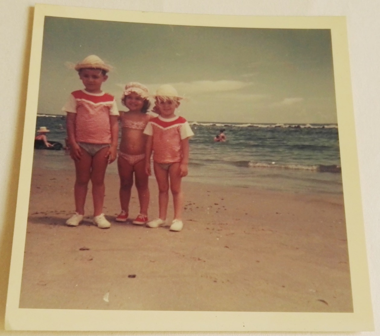 Vieille Photo De Trois Enfants Sur La Plage - Old Photograph Of Three Children On The Beach - Personas Anónimos