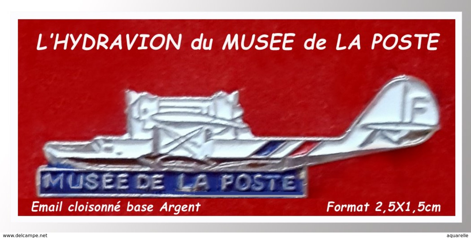 SUPER PIN'S LA POSTE : L'HYDRAVION Du MUSEE De La POSTE De St DIE En émail Cloisonné Base Argent, Format 2,5X1,5cm - Postes