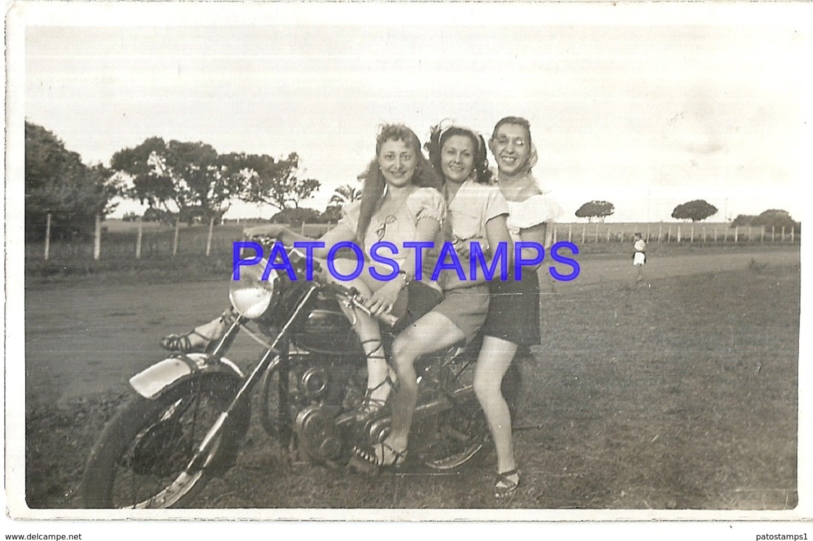 118899 REAL PHOTO MOTORCYCLE MOTO AND THREE WOMAN NO POSTAL POSTCARD - Motos