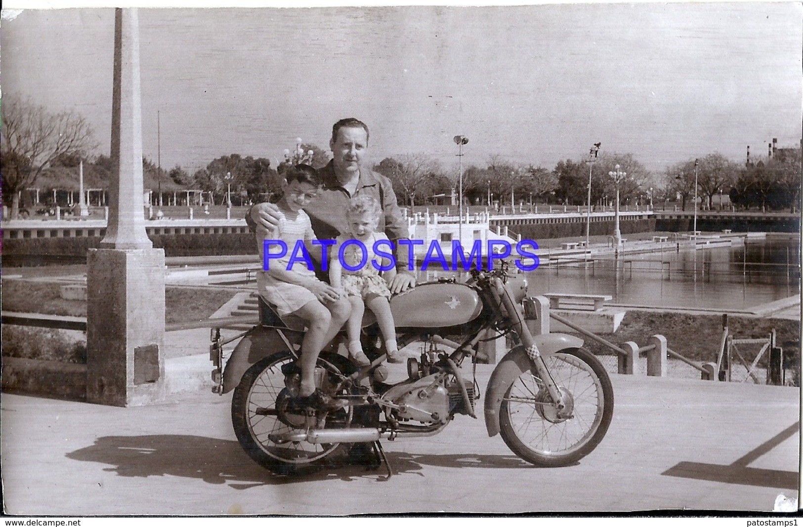 118900 REAL PHOTO MOTORCYCLE MOTO AND MAN & CHILDREN NO POSTAL POSTCARD - Motorräder