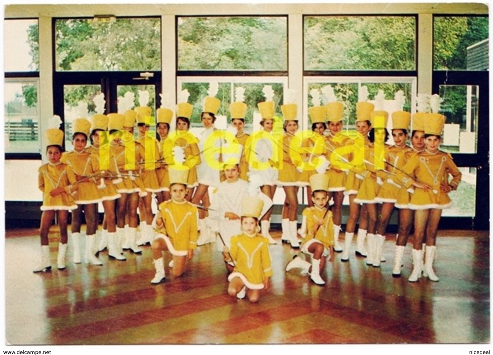 CPM Couleur LES MAJORETTES DE SAVIGNY LE TEMPLE 77 Seine Et Marne 77176 Club Groupe Jeunes Filles Art De Rue Années 1970 - Savigny Le Temple