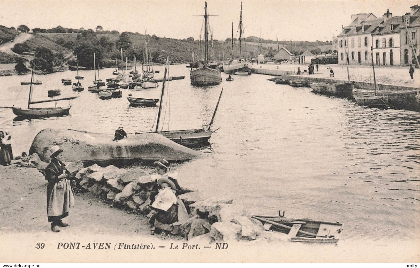 29 Pont Aven Le Port Cpa Carte Animée Femme Enfant Costume Breton Bateau - Pont Aven