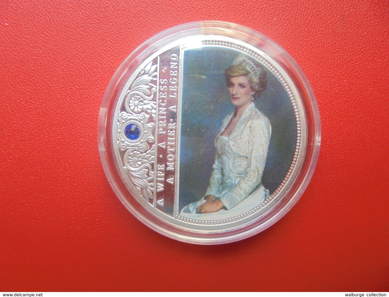 HOMMAGE à LA PRINCESSE DIANA TRES JOLIE MEDAILLE AVEC PETITE PIERRE INCRUSTEE - Royaux/De Noblesse