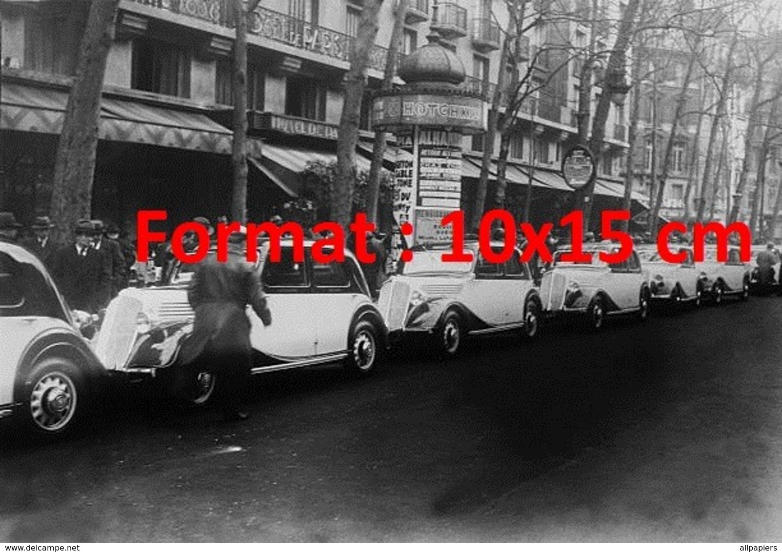 Reproduction D'une Photographie Ancienne d'une Rangée De Taxis Parisien En 1935 - Autres & Non Classés